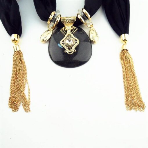 Collier foulard noir avec bijoux rond détail | oko oko