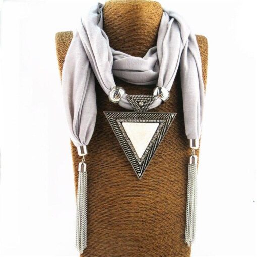 Collier foulard noir blanc avec bijoux triangle de face | oko oko