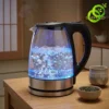 Eau bouillonnante éclairée en bleu dans cette bouilloire electrique verre lumineuse posée sur une table en bois clair
