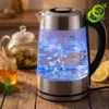 Bouilloire verre temperature reglable avec éclairage LED bleu et eau bouillante creating des bulles sur table en bois