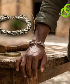 OkO-OkO | Aroma, Thé, Bijoux, Déco, Beauté, Utile | OkO-OKO™ Homme portant un bracelet dragon en argent tibétain tressé avec fermoir tête de créature mythique sur un poignet brun