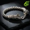 Bracelet dragon en argent tibétain | OkO-OKO™ Gros plan sur la maille tressée d'un bracelet dragon en argent tibétain posé sur une pierre noire texturée
