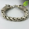 Bracelet dragon en argent tibétain | OkO-OKO™ Gros plan sur la maille tressée et le fermoir détaillé de ce bracelet dragon en argent tibétain au style antique
