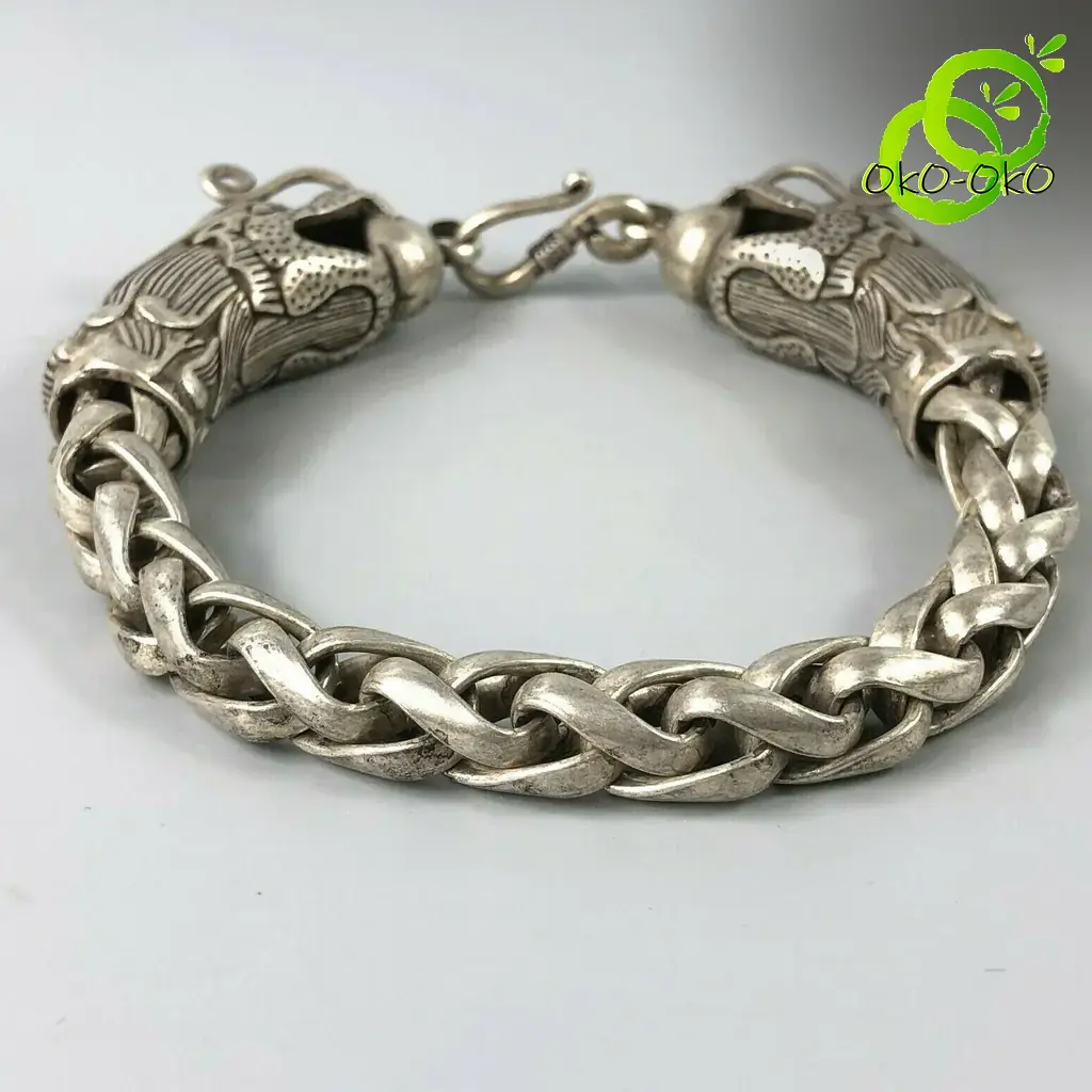 Bracelet dragon en argent tibétain | OkO-OKO™ Gros plan sur la maille tressée et le fermoir détaillé de ce bracelet dragon en argent tibétain au style antique