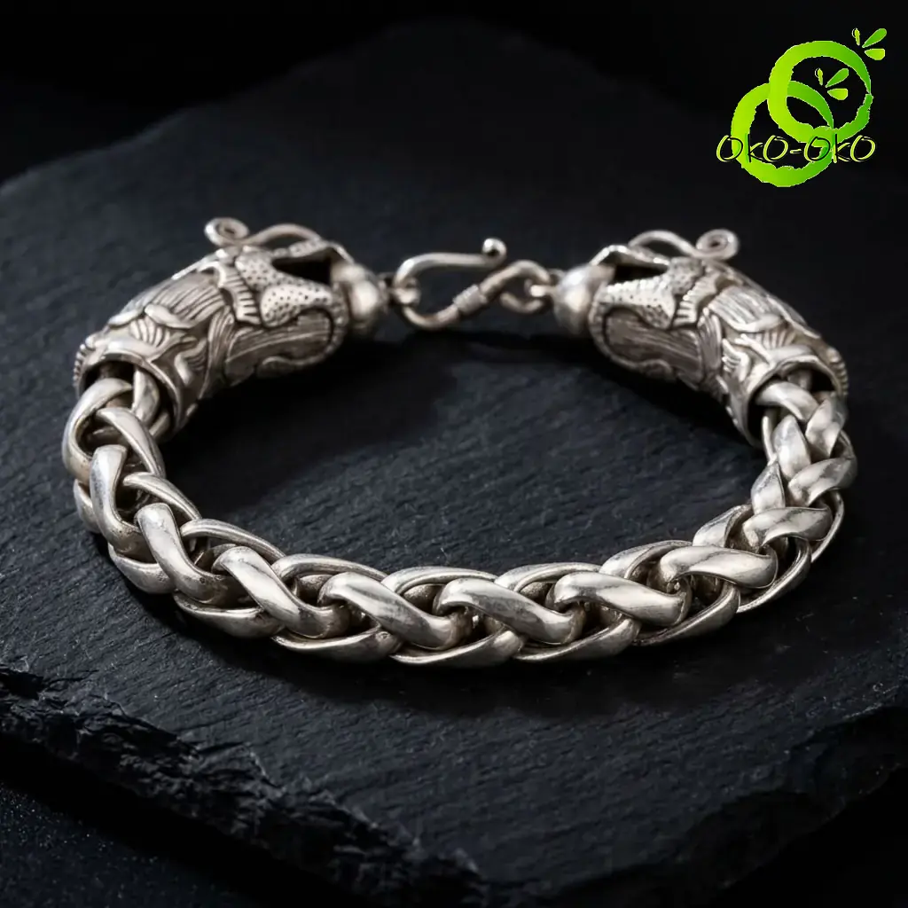 Bracelet dragon en argent tibétain | OkO-OKO™ Gros plan sur le fermoir crochet d'un bracelet dragon en argent tibétain posé sur une pierre noire texturée