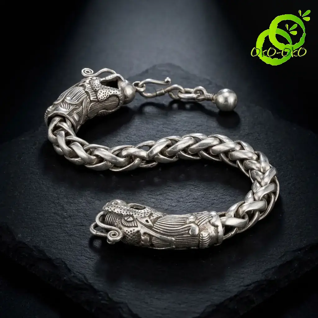 Bracelet dragon en argent tibétain | OkO-OKO™ Gros plan sur la maille tressée d'un bracelet dragon en argent tibétain posé sur une pierre noire texturée