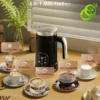 Mousseur lait electrique chauffe noir avec ses cinq boissons moussées et chocolatées disposées sur une table en bois clair