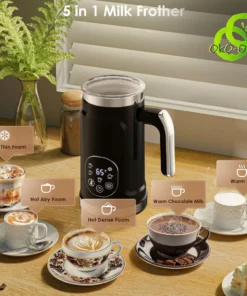 Mousseur lait electrique chauffe noir avec ses cinq boissons moussées et chocolatées disposées sur une table en bois clair