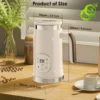 Dimensions détaillées du mousseur lait electrique chauffe blanc avec poignée brune posé sur un plan de travail en bois