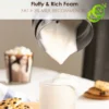 Mousse onctueuse versée dans un verre par ce mousseur lait electrique chauffe en acier inoxydable avec cookies gourmands