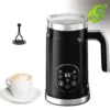 Mousseur lait electrique chauffe noir avec écran digital affichant 65 degrés, accompagné d'une tasse de cappuccino crémeux