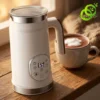 Mousseur lait electrique chauffe blanc avec écran digital affichant 65 degrés à côté d'un chocolat chaud crémeux