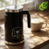 Mousseur lait électrique chauffe noir avec écran digital affichant 65 degrés posé sur table en bois clair avec café moussé
