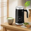 Mousseur lait electrique chauffe noir avec écran digital affichant 65 degrés à côté d'un matcha latte onctueux sur bois