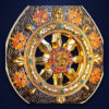 Roue du Dharma dorée ou Dharmachakra aux détails précieux et dorés | OkO-OKO™ Roue du Dharma dorée ou Dharmachakra aux détails précieux et dorés