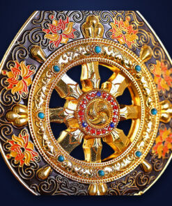 Roue du Dharma dorée ou Dharmachakra aux détails précieux et dorés