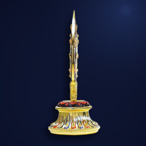Roue du Dharma dorée ou Dharmachakra aux détails précieux et dorés | OkO-OKO™ Close-up side view of a golden roue dharma doree dharmachakra featuring intricate red and blue enamel engraved details