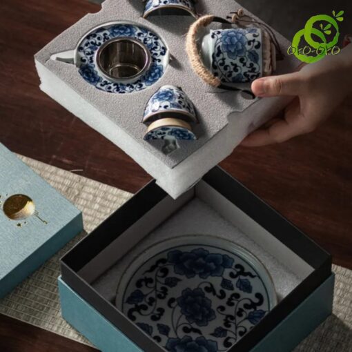 service the porcelaine bleu avec motif lotus délicat, présentation élégante dans son coffret ouvert révélant la théière et tasses fines