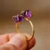 Bijou Lithothérapie «br» Bague Pierre naturelle brute. | OkO-OKO™ bague-pierre-naturelles-brute en gros plan variante améthyste sur anneau dorée
