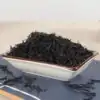 Té Lapsang Souchong en un platillo | OkO-OkO