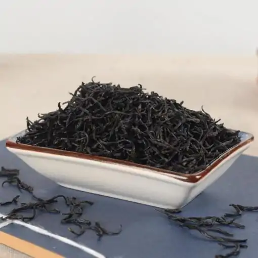 Té Lapsang Souchong en un platillo | OkO-OkO
