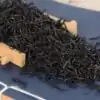 Té Lapsang Souchong en una cuchara de madera | oko-oko