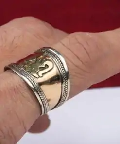 Anillo tibetano Matra Om llevado en el dedo | OkO-OkO