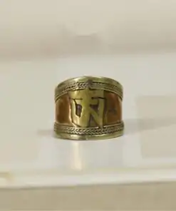 Anillo Matra Om sobre una mesa | OkO-OkO