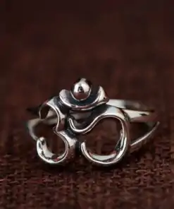 Ring Om auf einem Tisch liegend | OkO-OkO