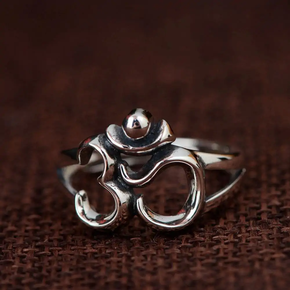 <br> Spirituele sieraden Om-ring. | OkO-OKO™ Ring Om op een tafel | OkO-OkO