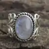 Anillo de plata tibetana con piedra de luna | OkO-OkO