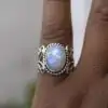 Anillo boho de piedra lunar en el dedo | OkO-OkO