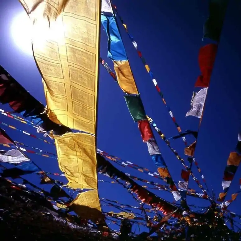 Bouddhisme <br> Drapeau banderole Tibétain. | OkO-OKO™ Drapeau banderole Tibetain sur ciel bleu | OkO-OkO