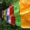 Bouddhisme <br> Drapeau banderole Tibétain. | OkO-OKO™ Drapeau banderole Tibetain accroché dans un jardin| OkO-OkO