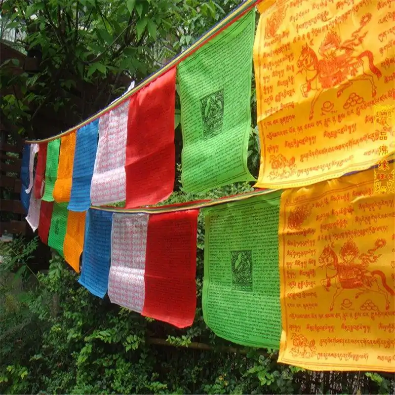 Bouddhisme <br> Drapeau banderole Tibétain. | OkO-OKO™ Drapeau banderole Tibetain accroché dans un jardin| OkO-OkO