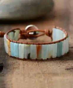 Pulsera de amazonita sobre la mesa | oko oko