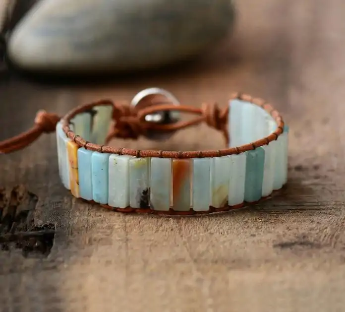 Lithotherapie Sieraad Armband met natuurlijke Amazonietsteen. | OkO-OKO™ Amazoniet armband op tafel | oko oko