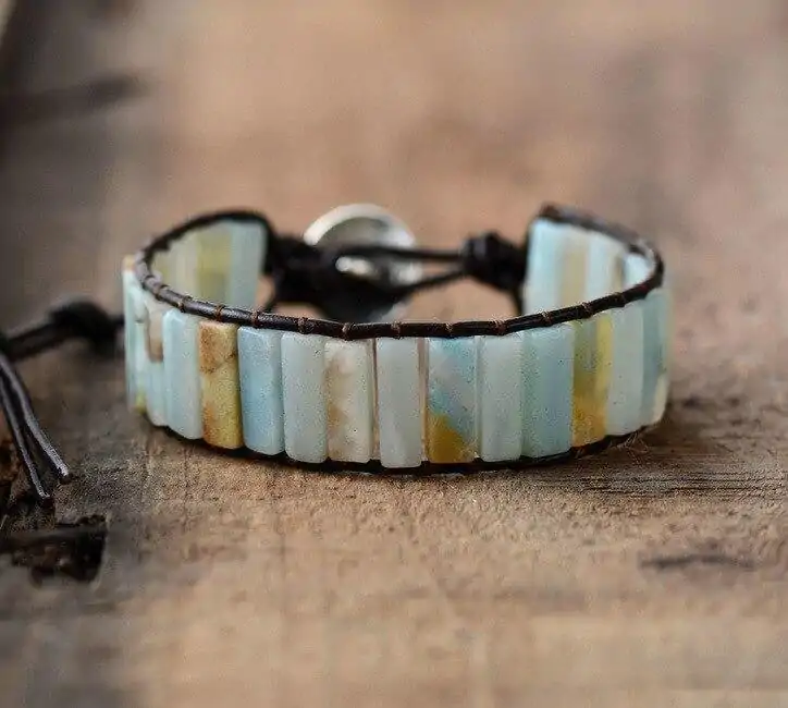 Lithotherapie Sieraad Armband met natuurlijke Amazonietsteen. | OkO-OKO™ Zwarte Amazoniet armband op tafel | oko oko