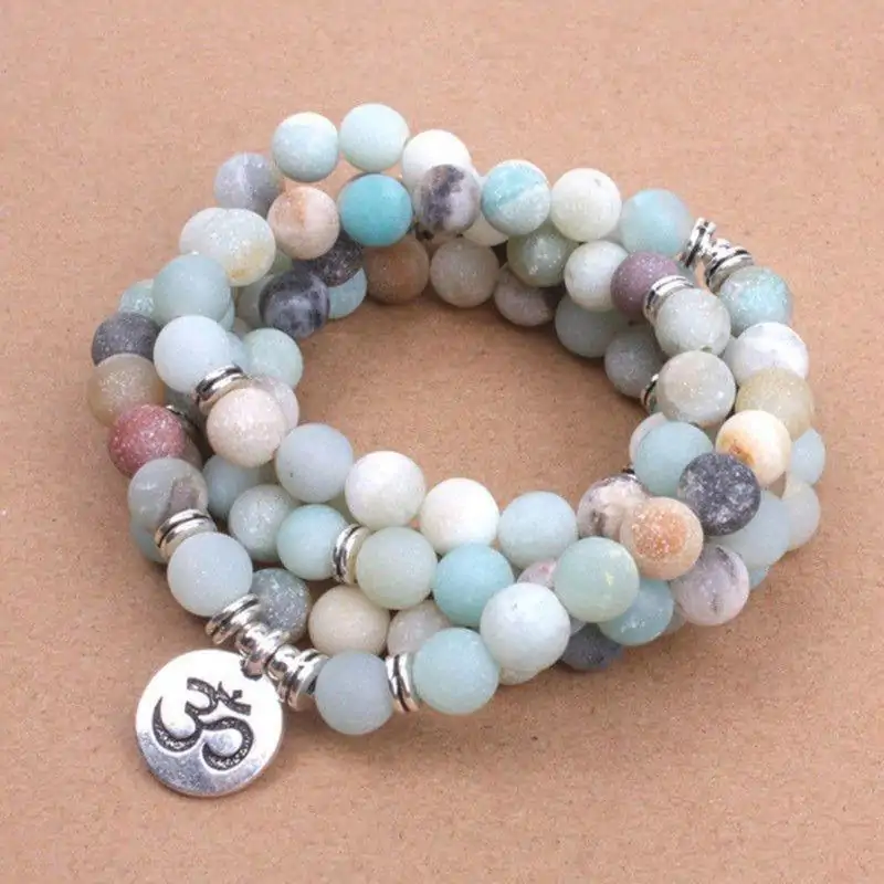 Bijou Spirituel Collier Mala Amazonite. | OkO-OKO™ Collier Mala Amazonite mantra Om sur table| oko oko