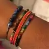 Lithotherapie sieraden <br> 7 Chakras armband. | OkO-OKO™ 7 chakra's en 12 sterrenbeelden armband gedragen om de pols