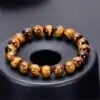 Bracelet oeil de tigre H/F lithothérapie posé sur un présentoir | oko oko