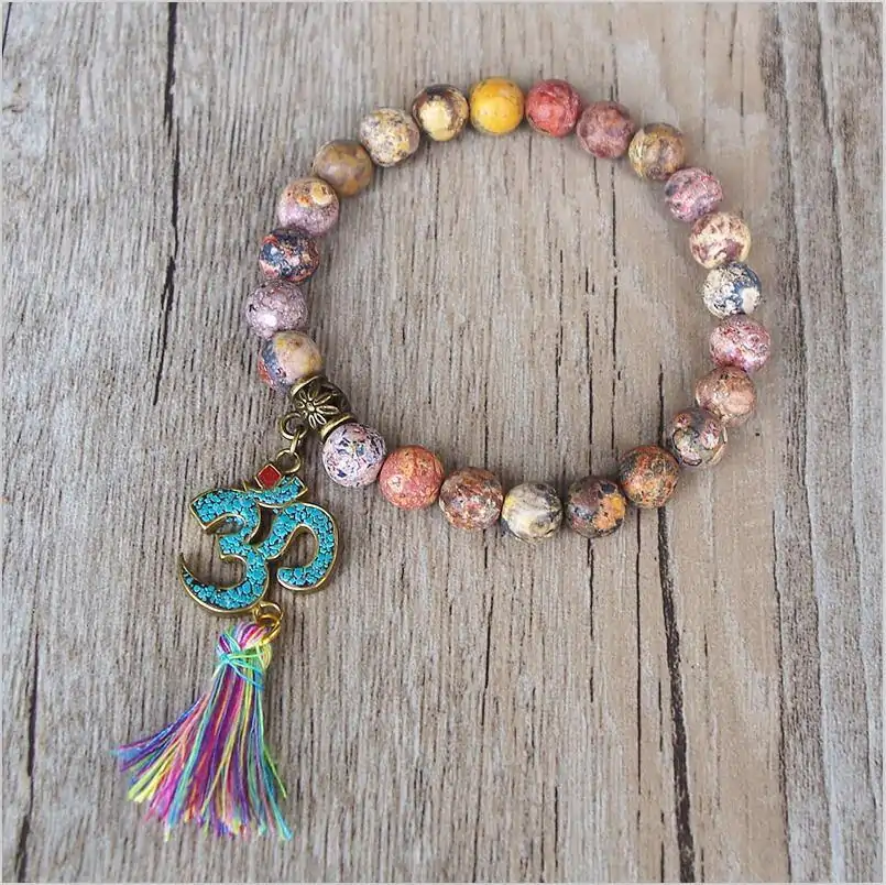 <br> Pulsera de joyería espiritual Om Mani Padme Hum. | OkO-OKO™ Pulsera Om Mani Padme Hum sobre mesa de madera | oko oko