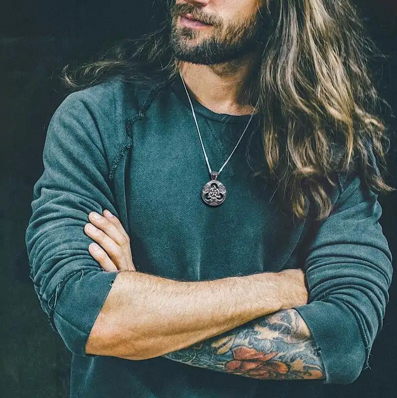 Joya Hombre Collar nudo de la Trinidad. | OkO-OKO™ Collar de nudo de la Trinidad llevado al cuello | oko oko