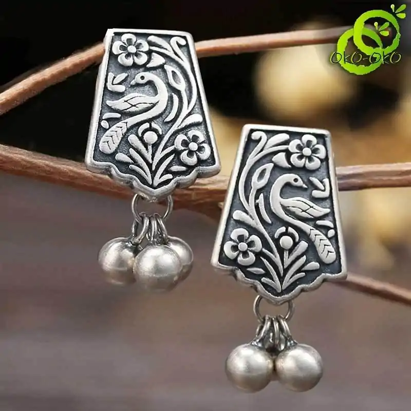 Boucles d'oreilles argent femme sur une branche d'arbre | OkO-OkO
