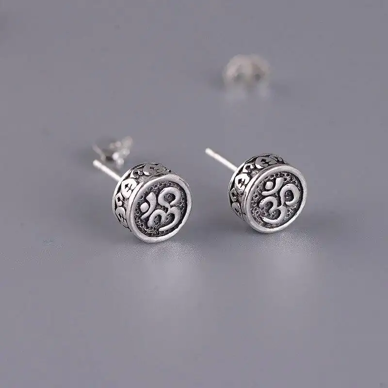 Bijou Spirituel <br> Boucles d'oreilles mantra OM en argent. | OkO-OKO™ Boucles d'oreilles matra bouddhiste OM en argent | OkO-OkO