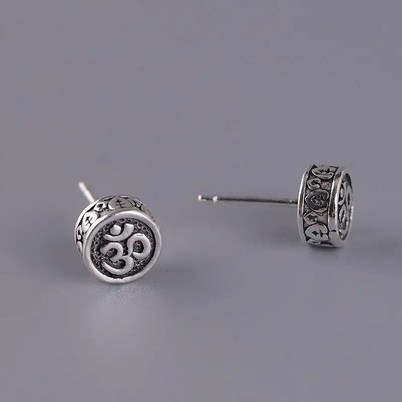 Bijou Spirituel <br> Boucles d'oreilles mantra OM en argent. | OkO-OKO™ Boucles d'oreilles matra OM en argent sur fond gris | OkO-OkO