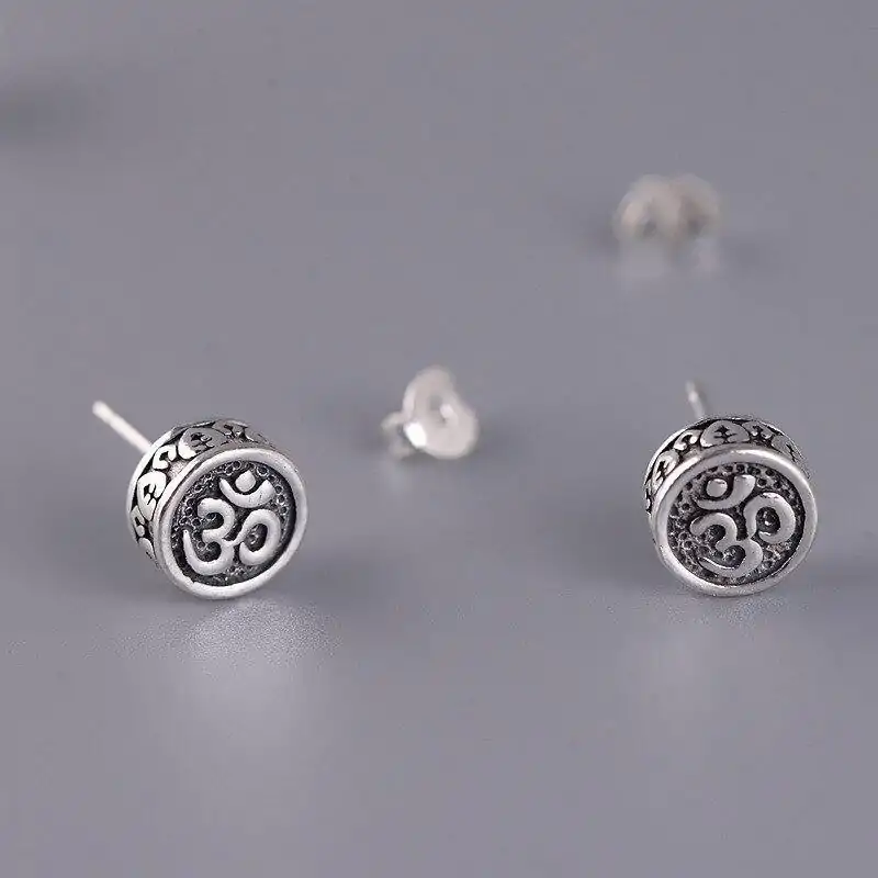 Bijou Spirituel <br> Boucles d'oreilles mantra OM en argent. | OkO-OKO™ Boucles d'oreilles matra OM en argent avec fermoir | OkO-OkO