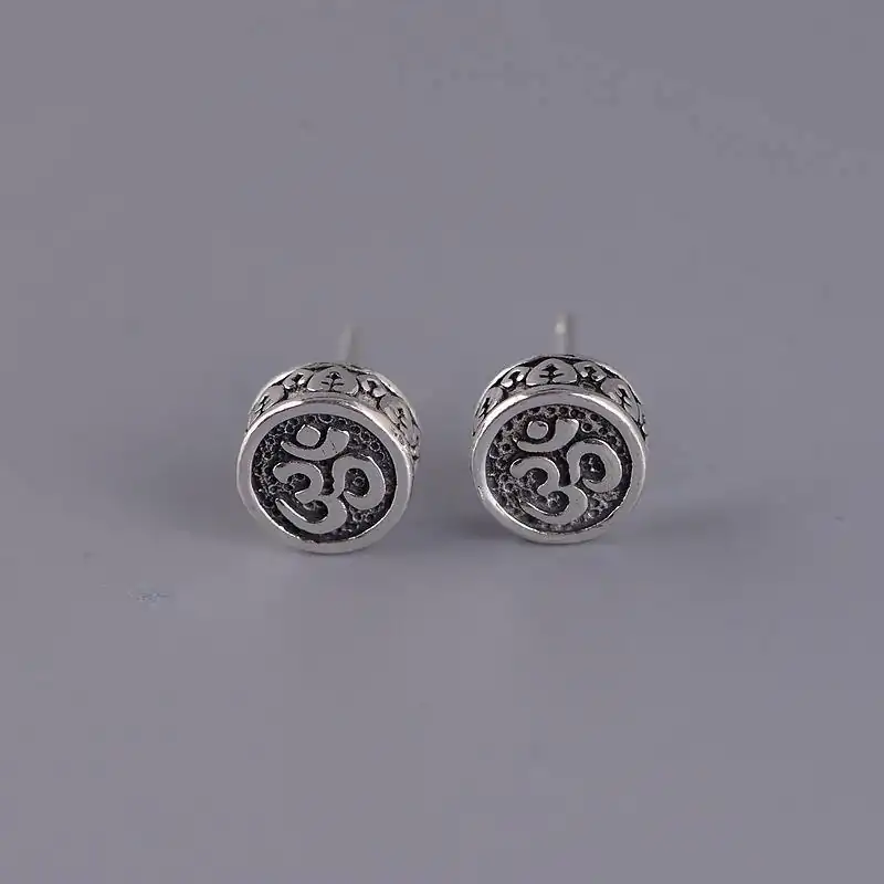 Bijou Spirituel <br> Boucles d'oreilles mantra OM en argent. | OkO-OKO™ Boucles d'oreilles matra OM en argent vue de face | OkO-OkO