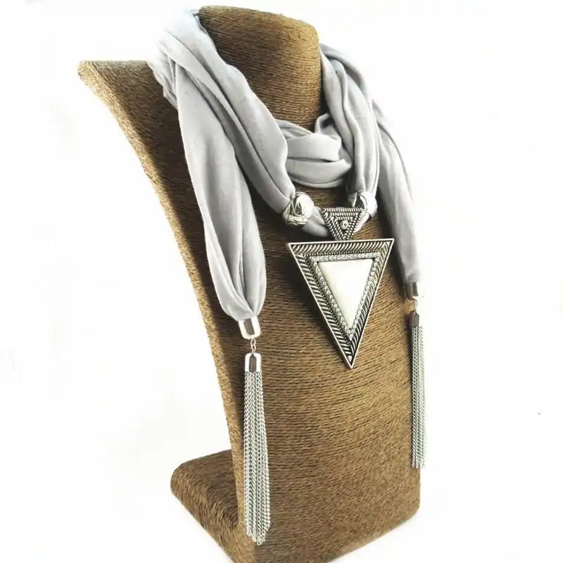 Sieraden Sjaal ketting sieraden. | OkO-OKO™ Lichtgrijze sjaalketting met driehoekige juwelen | oko oko