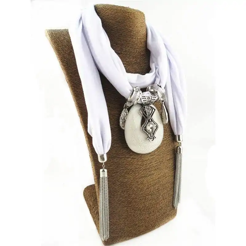 Sieraden Sjaal ketting sieraden. | OkO-OKO™ Ketting sjaal grijs wit met ronde sieraden 2 | oko oko